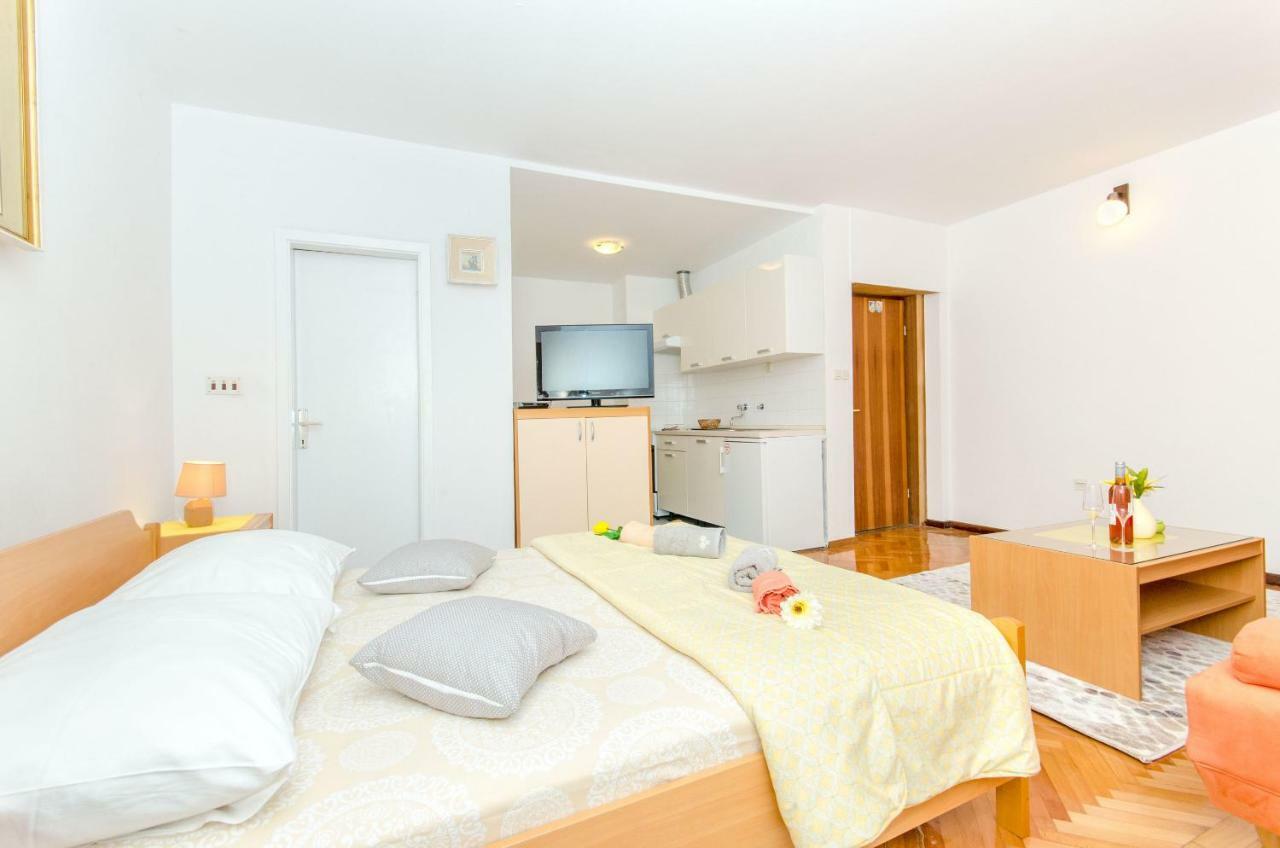 Apartments And Room Sun & Sea ポドゥゴラ エクステリア 写真