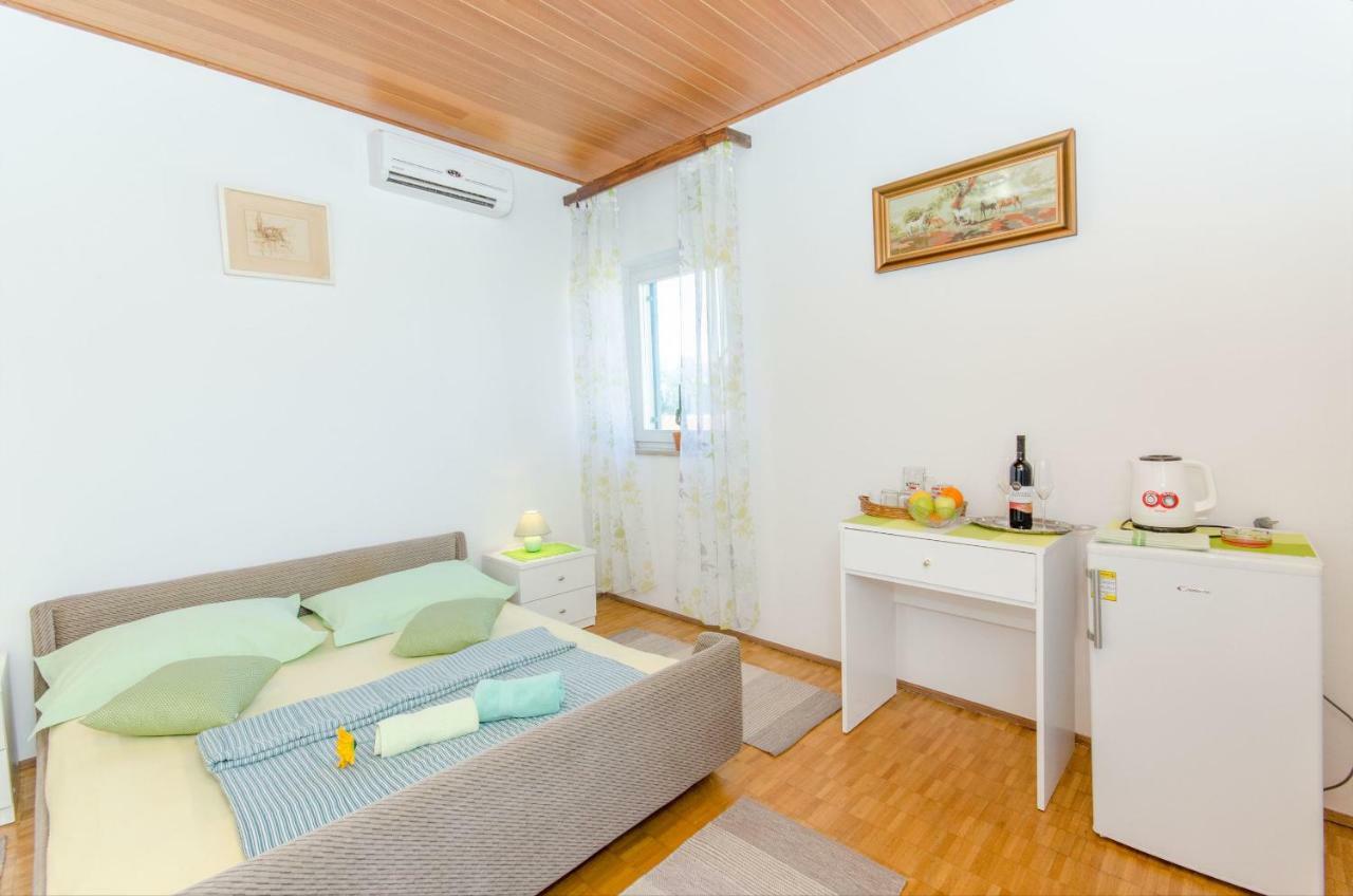 Apartments And Room Sun & Sea ポドゥゴラ エクステリア 写真